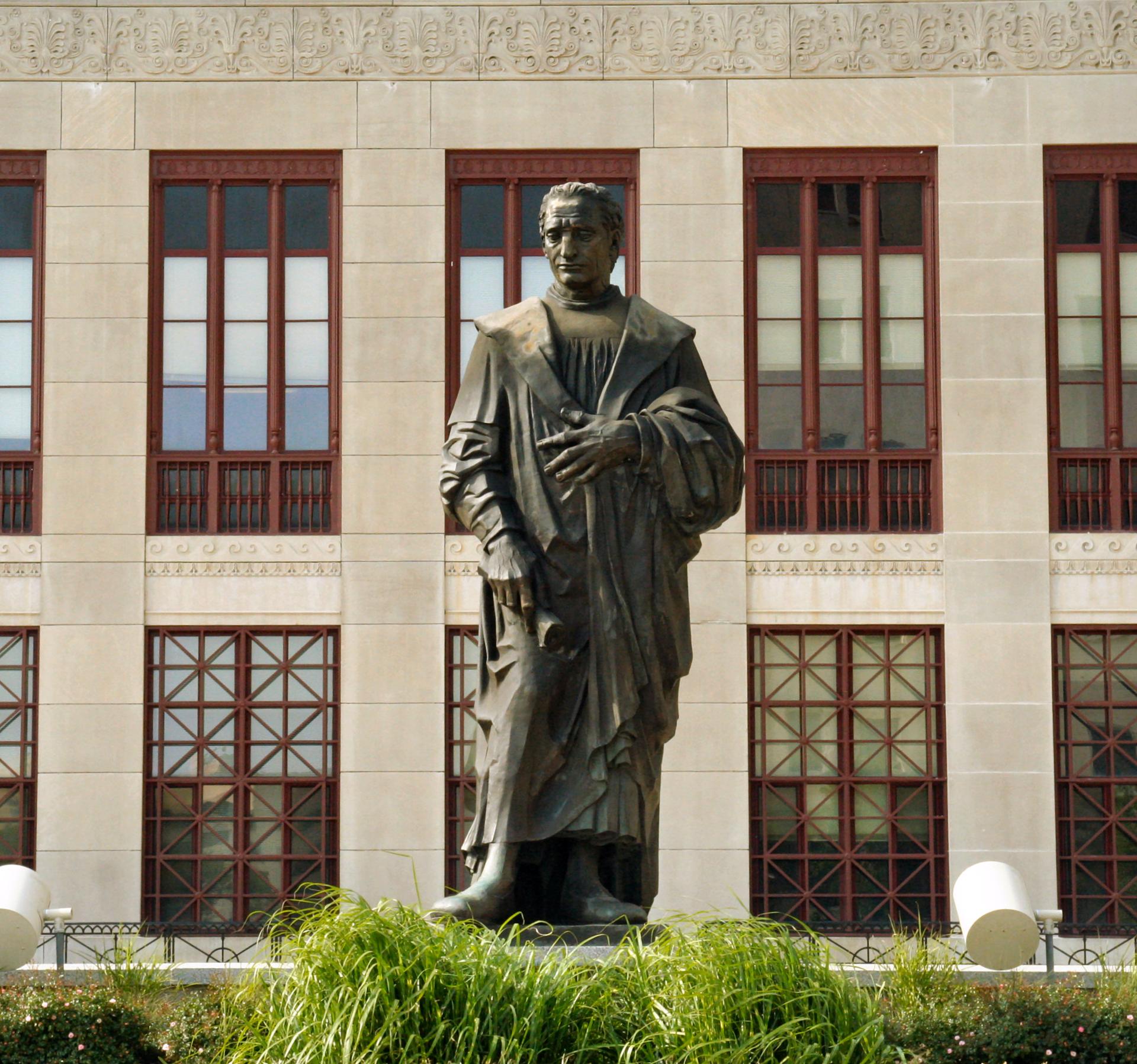 The Christopher Columbus statue beside Columbus City Hall in 2006. Photo by Derek Jensen (Tysto), public domain, via Wikimedia Commons.